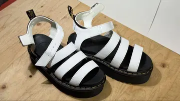 Dr. Martens 통굽 스트랩 샌들 화이트