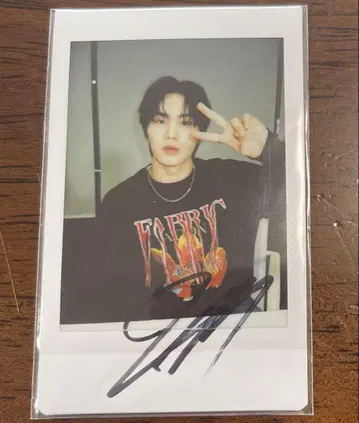 ASTRO 라키 ROCKY 친필 사인 폴라로이드