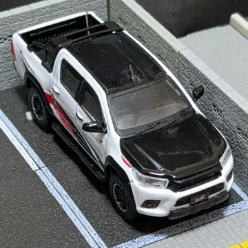 1/64 TARMAC TOYOTA HILUX GR