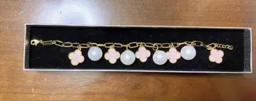 핑크 꽃 모양의 참과 펄 팔찌