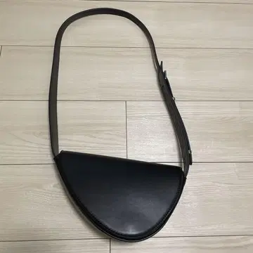 거의 미사용 자라 블랙 반달형 숄더백
