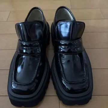 새상품급 피피 시크 로퍼 스퀘어토 블랙 패턴트 레더 37