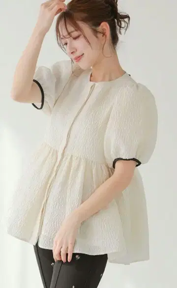핏모어 fitmore 백 리본 자카드 페플럼 상의