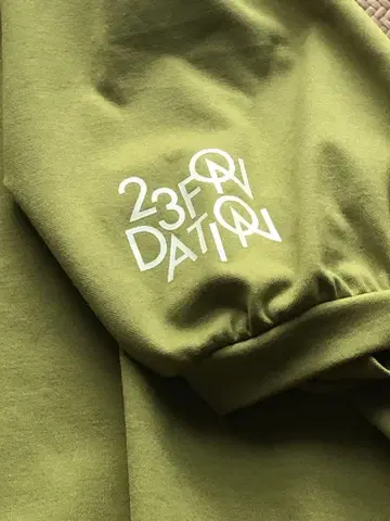 23FNDATION 올리브 그린 모크넥 셔츠