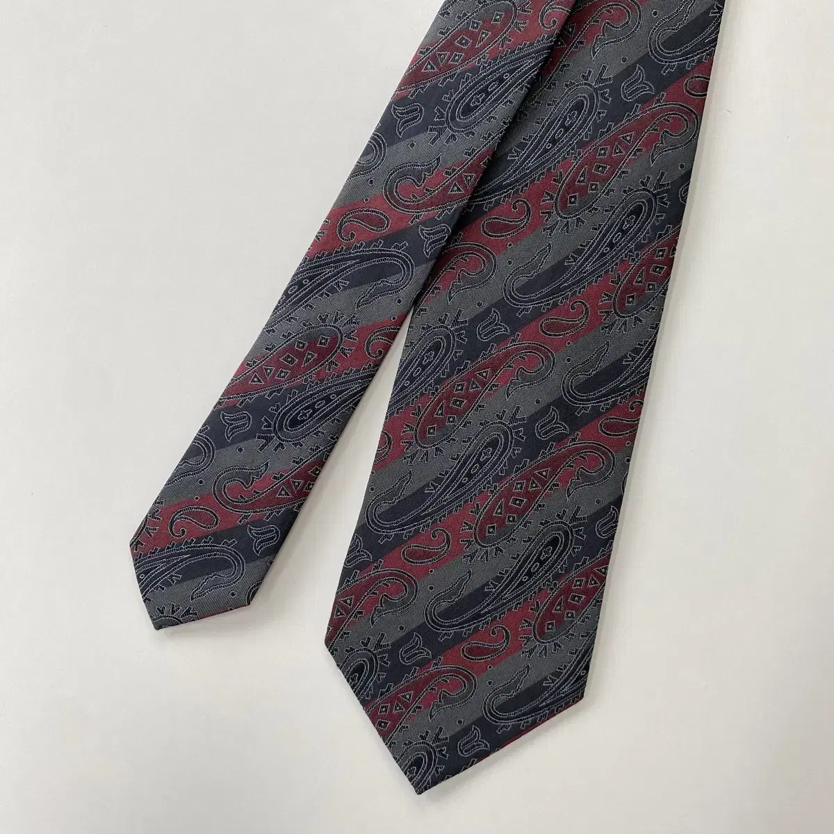 アクセサリーその他 Saint Laurent TIES AND BOW TIES (8250473Y009 2578) Noeud velvet bow tie in black - Saint Laurent | Mytheresa