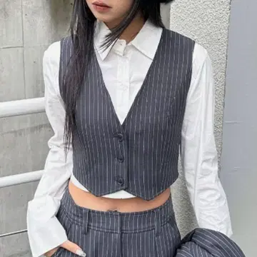 LVEU. 핀스트라이프 크롭 베스트 뷔스티에 그레이