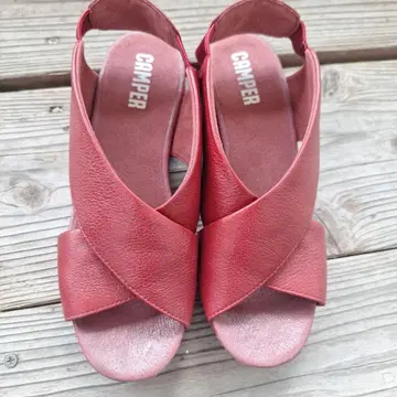 CAMPER 레드 크로스 스트랩 샌들