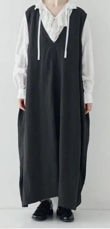 네스트로브 블랙 린넨 백 V 넥 슬리브리스 원피스