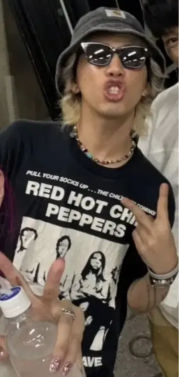RED HOT CHILI PEPPERS 티셔츠 taka 착용