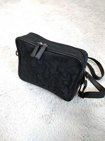 다나 캐런 DKNY 블랙 컬러 숄더백 DKNY 패턴 안쪽 빨간색