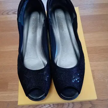힐즈 애비뉴 오픈 토 펌프스 블랙