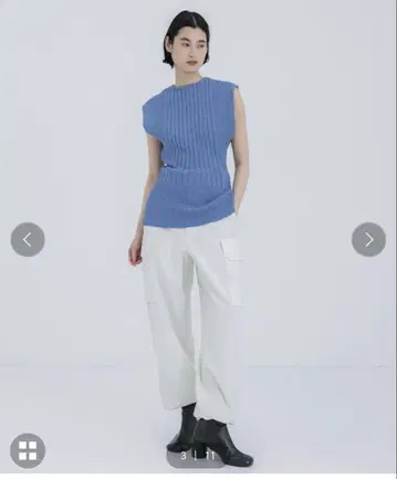 아키라나카의 뒷부분에 슬릿이 있는 니트 풀오버