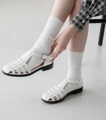 미사용 새상품 화이트 뜨개질 디자인 샌들