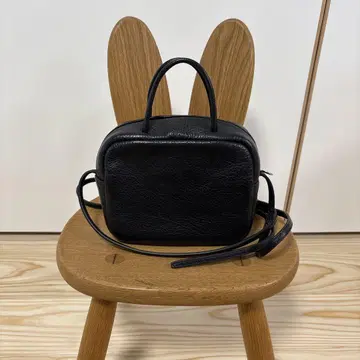 Aeta 블랙 가죽 핸드백