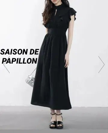SAISON DE PAPILLON 프릴이 달린 블랙 슬리브리스 롱 원피스