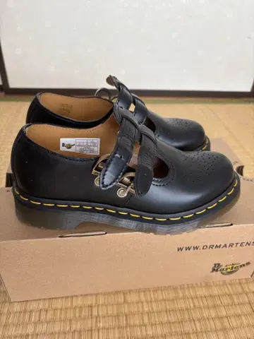 Dr. Martens 블랙 멜리 제인 신발
