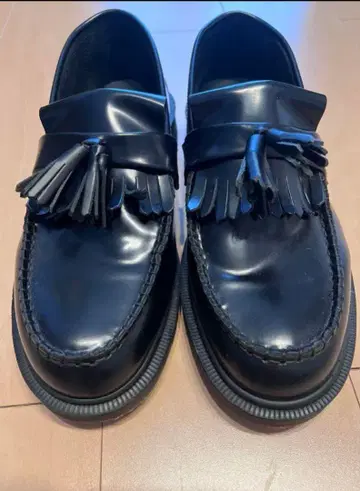 Dr.Martens 태슬 로퍼 ADRIAN