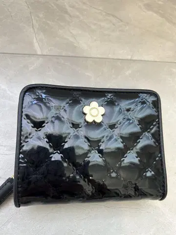마리콴트 블랙 에나멜 접이식 지갑