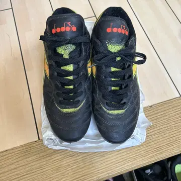 diadora 축구화 블랙/옐로우 사이즈 7