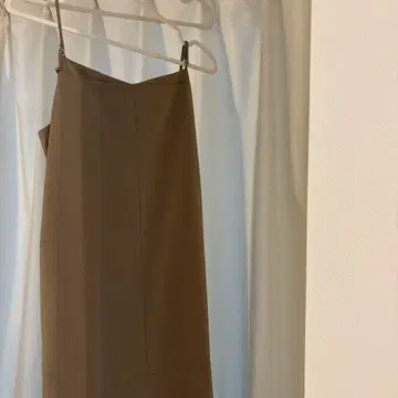 브라운 타이트 스커트 스트랩 포함