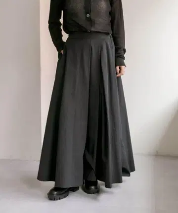 SUM1 STYLE 스미 스타일 24AW 하프 플리츠 스커트