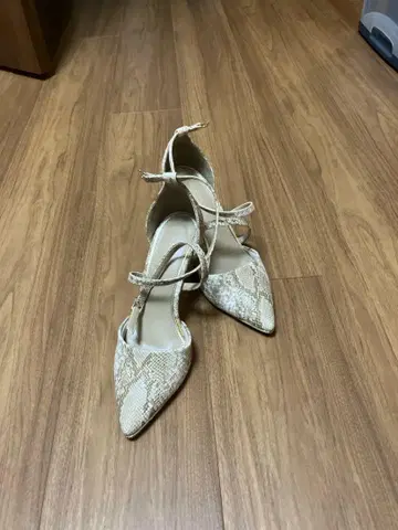 베이지 스네이크 패턴 스틸레토 하이힐