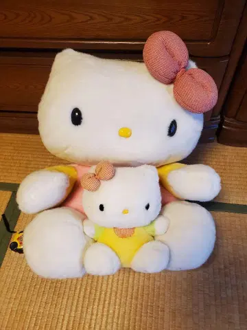 헬로키티 봉제 인형 안기