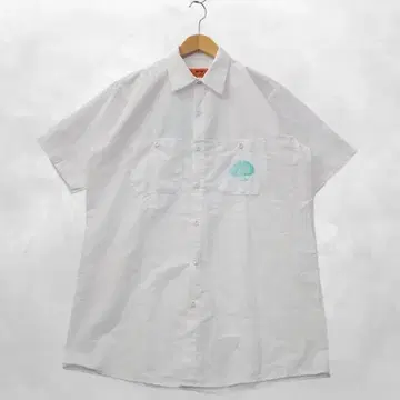 레드 캡 프린트 반팔 포켓 버튼 업 워크 셔츠 M