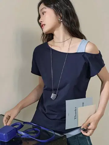 KUOSE 네이비 오프숄더 티셔츠 (한쪽 어깨 위)