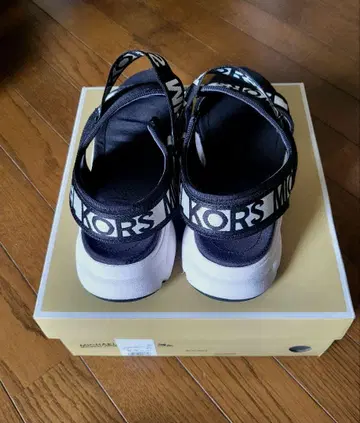 마이클코어스 카트리나 슬라이드 샌들 23.5cm 하자 있음