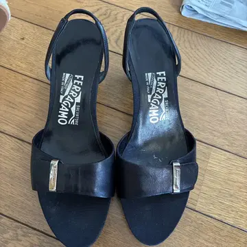 FERRAGAMO 블랙 샌들