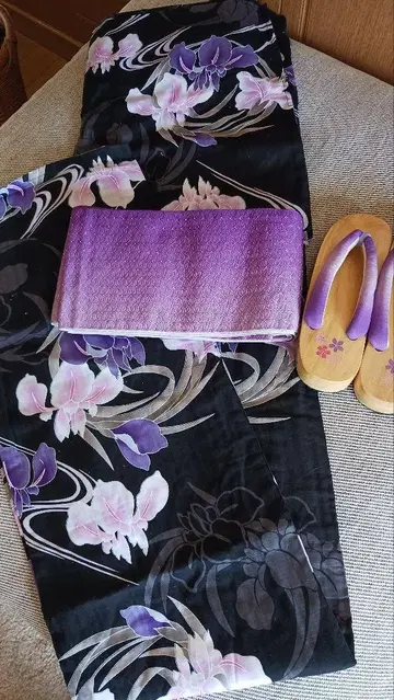 블랙 베이스 보라색 꽃무늬 유카타, 오비, 일본 나막신 세트
