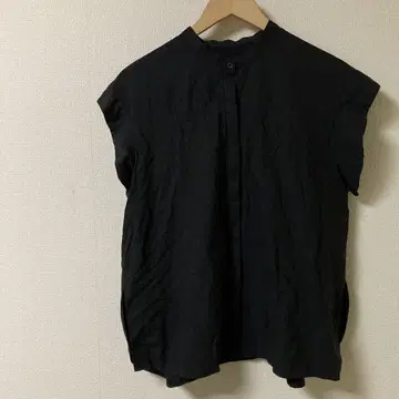 Spick&Span 블랙 슬리브리스 셔츠 버튼