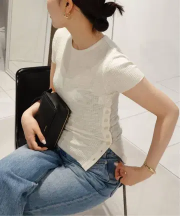 le / 루 SIDE BUTTON SLIT 상의 ecru