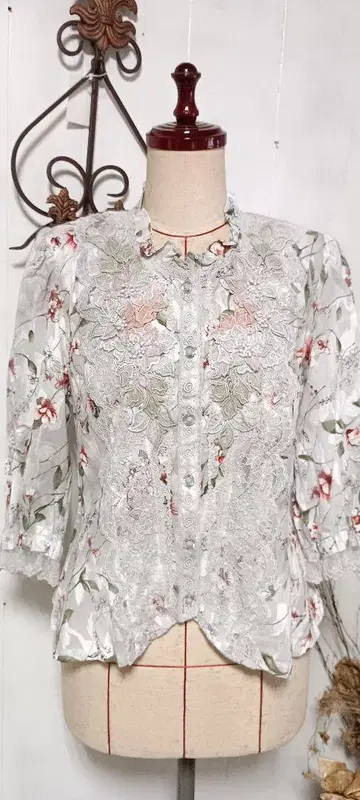 [가격 협의 가능] 꽃무늬 레이스 블라우스