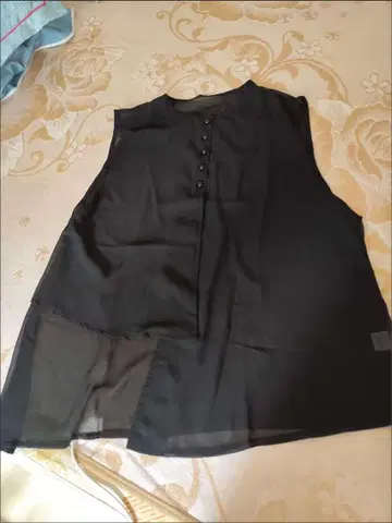 블랙 슬리브리스 탑 버튼