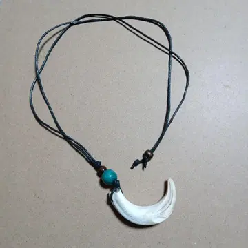 멧돼지 이빨 목걸이 블루