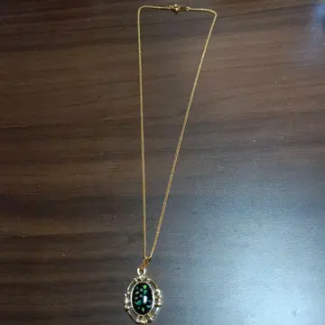 블랙과 그린 오팔 스타일의 목걸이