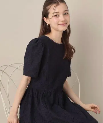 한 장으로 빛나는 화려한 꽃무늬 자수 컷워크 레이스 원피스 쿠튀르 브로치