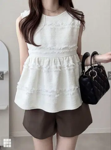 프린지 보더 슬리브리스 페플럼 탑