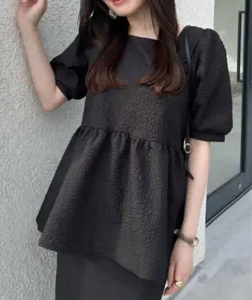 새상품 JUNOAH 부푼 자카드 페플럼 탑 블랙 XL
