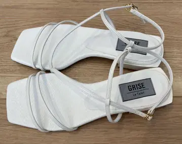 GRISE LE TALON 비대칭 스트랩 플랫 샌들