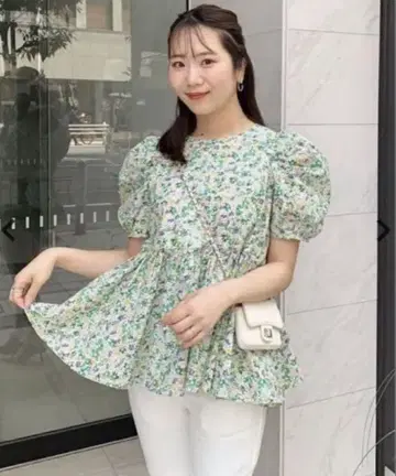 fitmore 핏모어 꽃무늬 페플럼 볼륨 슬리브 탑 그린