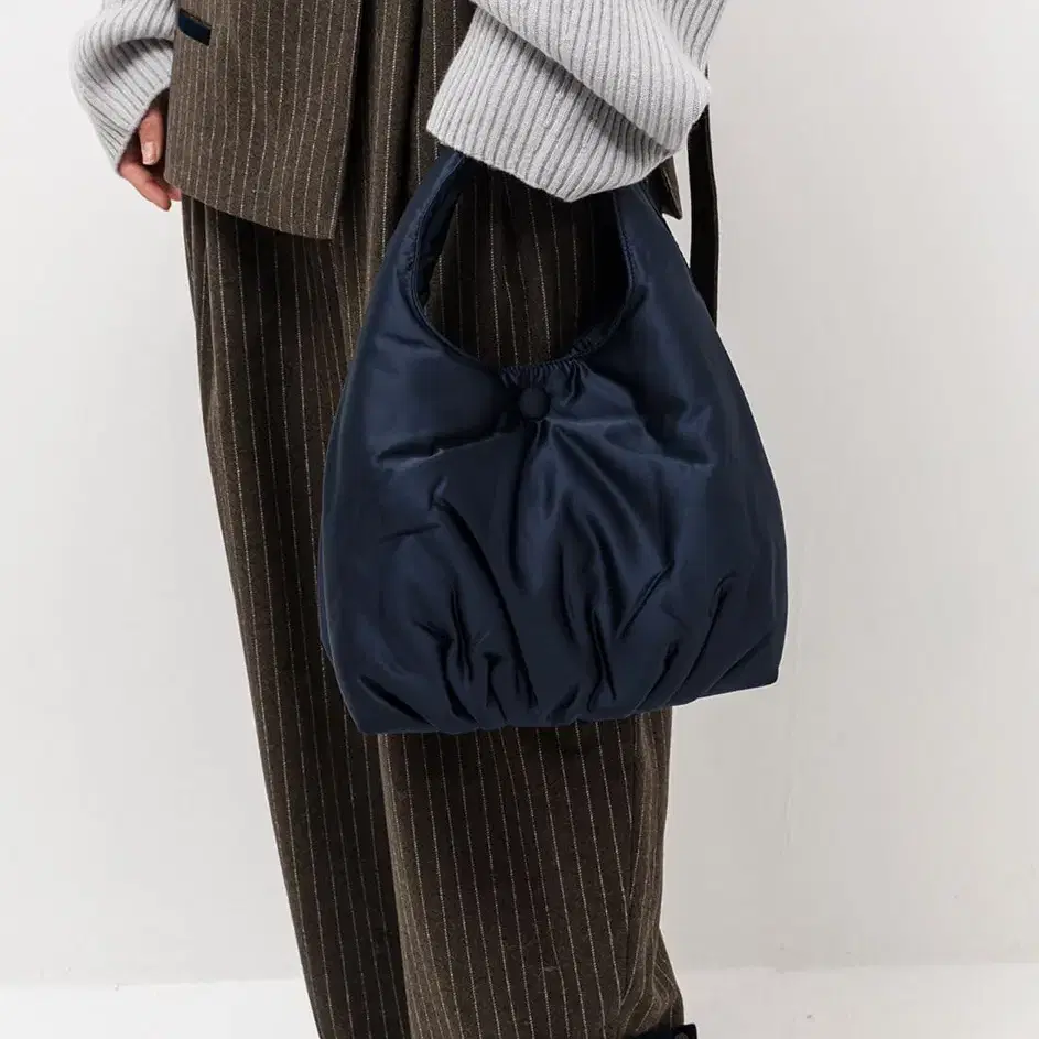 AMOMENTO☆23FW SILKY PADDED BAG org.jpg