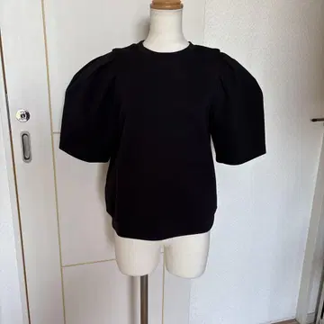 COUDRE 블랙 퍼프 슬리브 반팔 니트