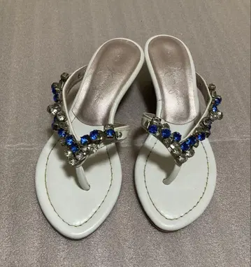 긴자 카네마츠 화이트 샌들 파란색 스톤 장식