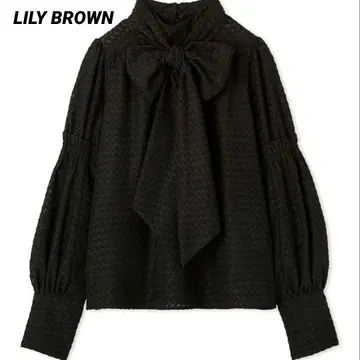 새상품급 LILY BROWN 블라우스 보타이 퍼프 슬리브 블랙 최근 모델