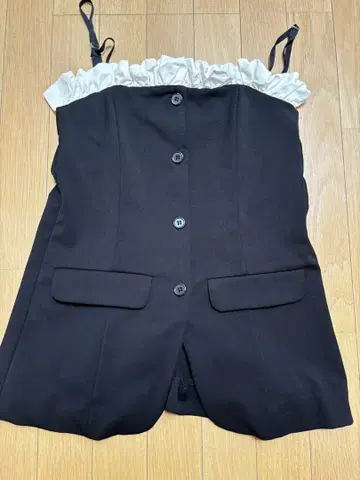 하이 앤 프릴이 있는 블랙 베스트