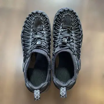 Keen 아웃도어 샌들 블랙 메쉬