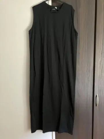 ATON 블랙 슬리브리스 롱 원피스
